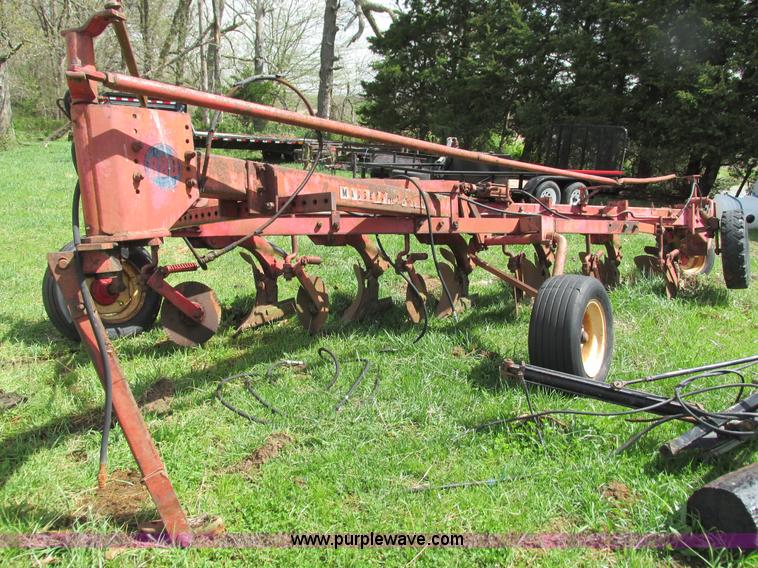 image for item AC9929 Massey-Ferguson 880 six bottom plow