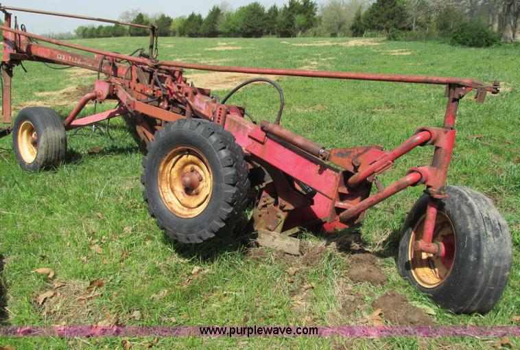 image for item AC9929 Massey-Ferguson 880 six bottom plow