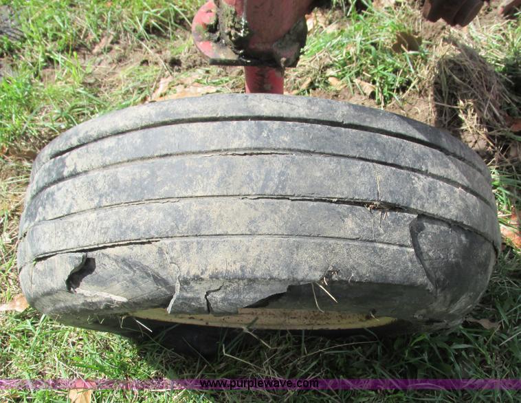 image for item AC9929 Massey-Ferguson 880 six bottom plow