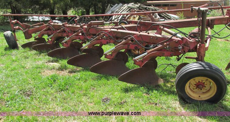 image for item AC9929 Massey-Ferguson 880 six bottom plow