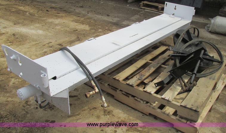 image for item AN9072 Hydraulic tailgate salt spreader