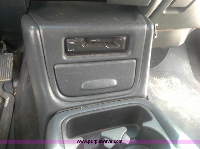 image for item AN9076 2001 Chevrolet Silverado 2500HD Crew Cab pickup truck