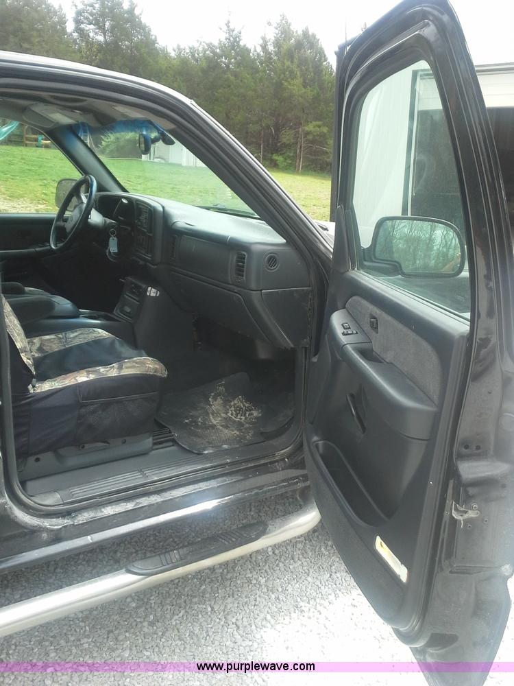 image for item AN9076 2001 Chevrolet Silverado 2500HD Crew Cab pickup truck