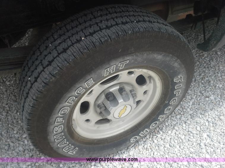 image for item AN9076 2001 Chevrolet Silverado 2500HD Crew Cab pickup truck