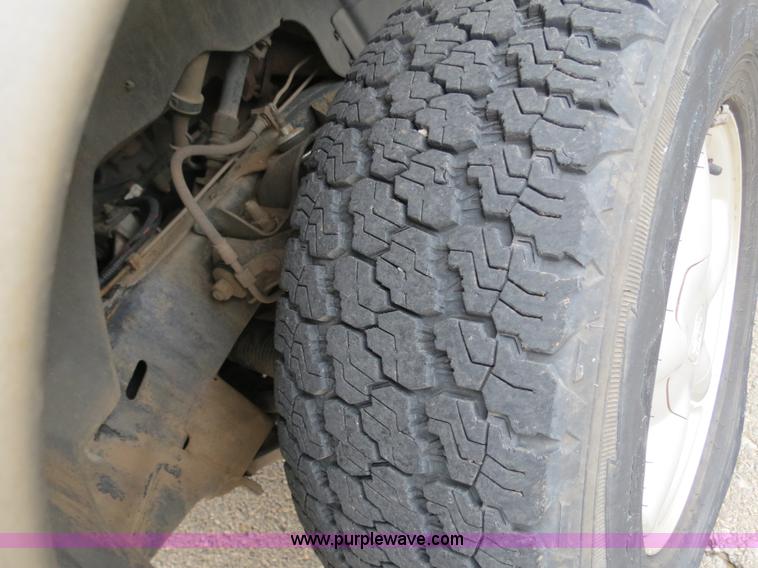 image for item B4903 2000 Dodge Durango SUV