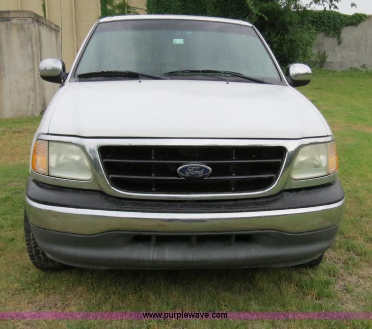 image for item B4911 2002 Ford F150 SuperCab pickup truck