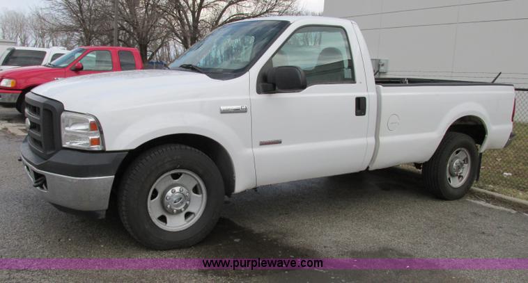 image for item F4867 2005 Ford F250 Super Duty XL pickup truck
