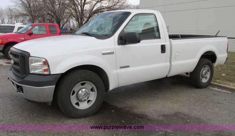image for item F4867 2005 Ford F250 Super Duty XL pickup truck