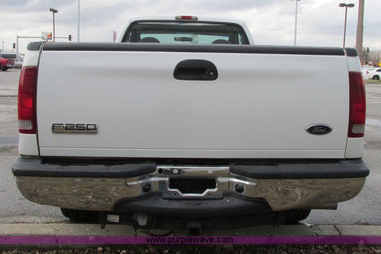 image for item F4867 2005 Ford F250 Super Duty XL pickup truck