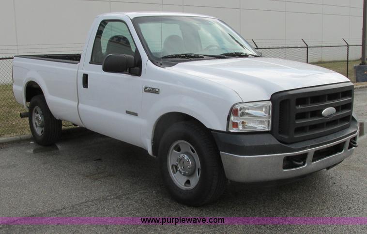 image for item F4867 2005 Ford F250 Super Duty XL pickup truck