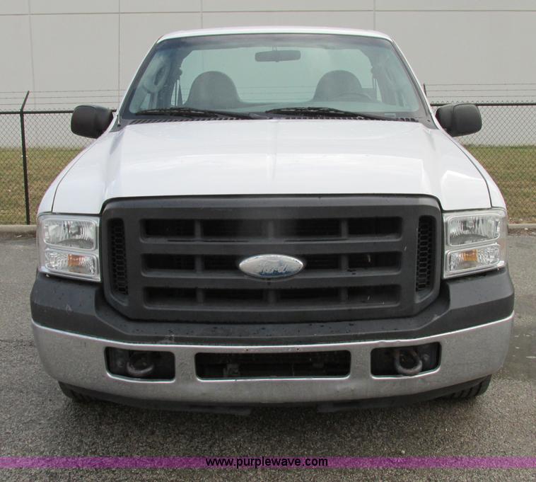 image for item F4867 2005 Ford F250 Super Duty XL pickup truck