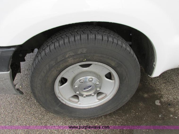 image for item F4867 2005 Ford F250 Super Duty XL pickup truck