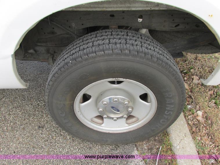 image for item F4867 2005 Ford F250 Super Duty XL pickup truck