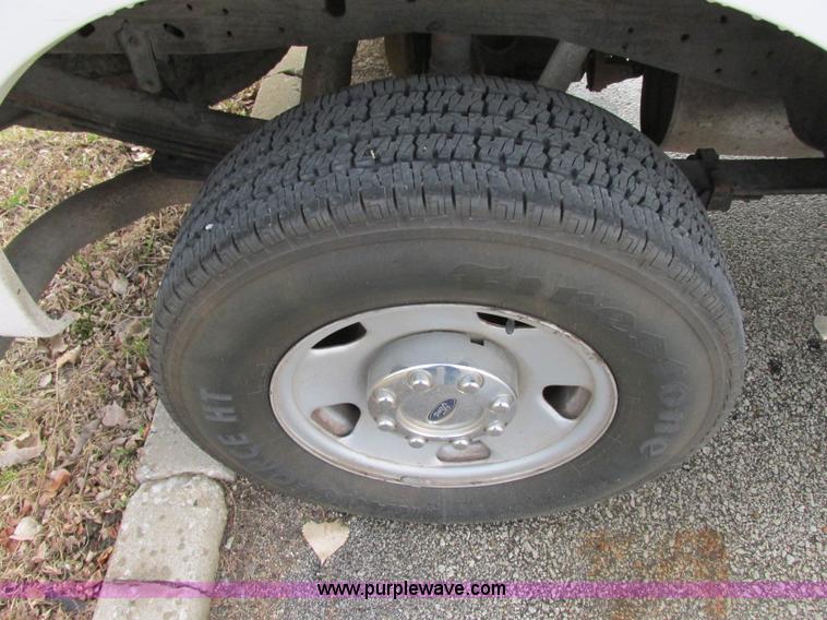 image for item F4867 2005 Ford F250 Super Duty XL pickup truck