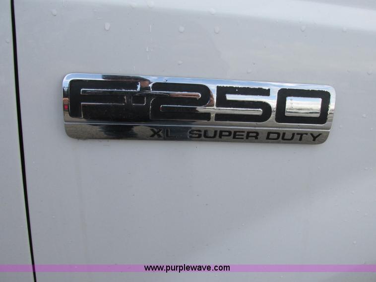 image for item F4867 2005 Ford F250 Super Duty XL pickup truck
