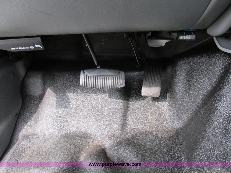 image for item F4867 2005 Ford F250 Super Duty XL pickup truck