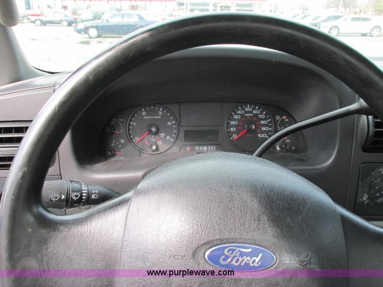 image for item F4867 2005 Ford F250 Super Duty XL pickup truck
