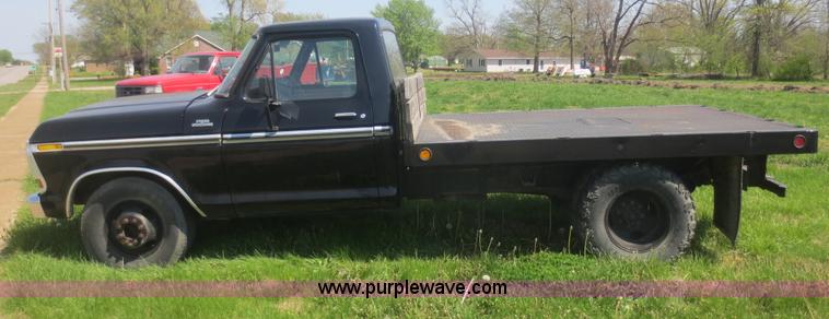 image for item F6905 1979 Ford F350 Custom flatbed pickup truck