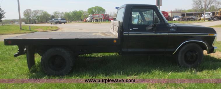 image for item F6905 1979 Ford F350 Custom flatbed pickup truck