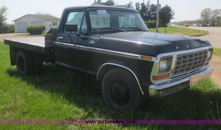 image for item F6905 1979 Ford F350 Custom flatbed pickup truck