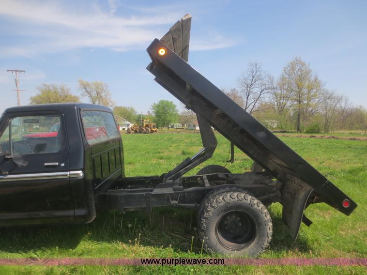 image for item F6905 1979 Ford F350 Custom flatbed pickup truck