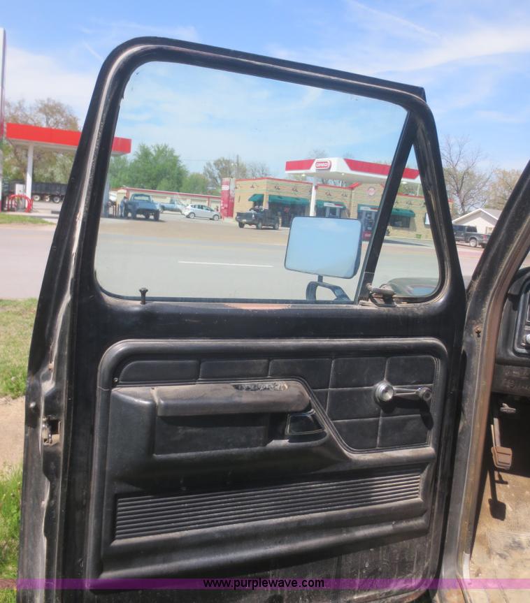 image for item F6905 1979 Ford F350 Custom flatbed pickup truck