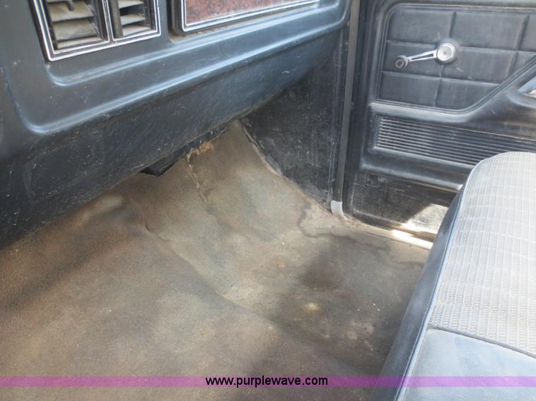 image for item F6905 1979 Ford F350 Custom flatbed pickup truck