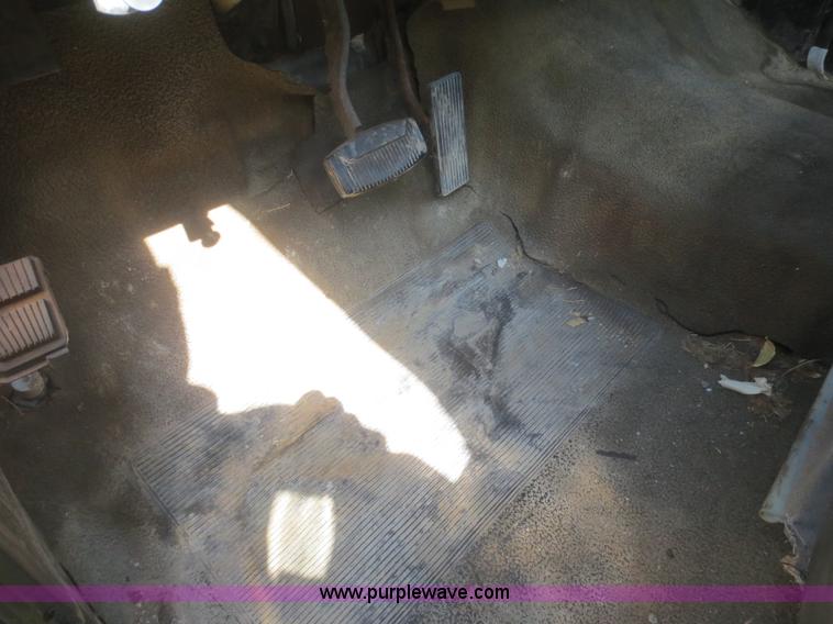 image for item F6905 1979 Ford F350 Custom flatbed pickup truck