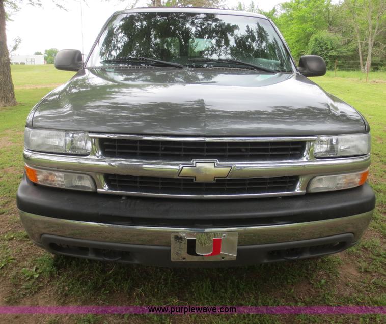 image for item F6913 2001 Chevrolet Suburban C1500 LS SUV