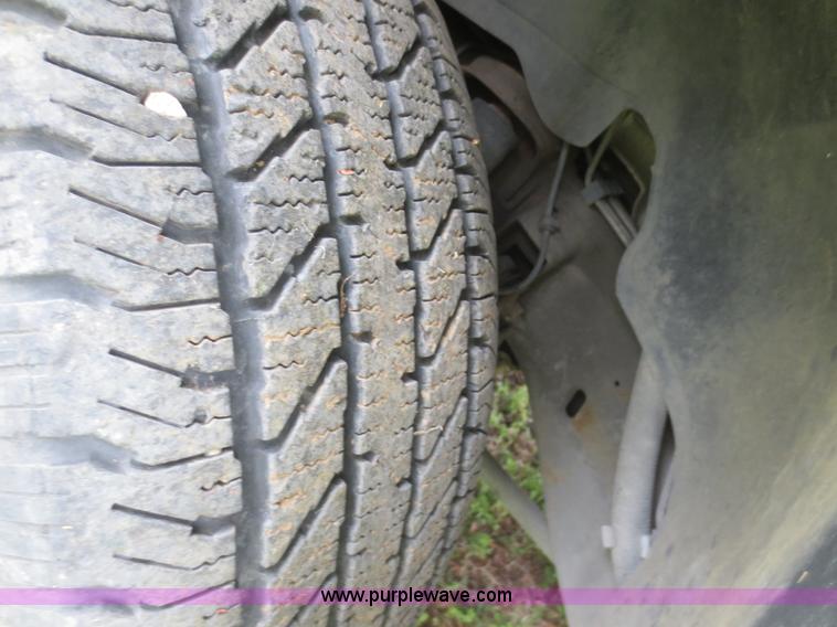 image for item F6913 2001 Chevrolet Suburban C1500 LS SUV