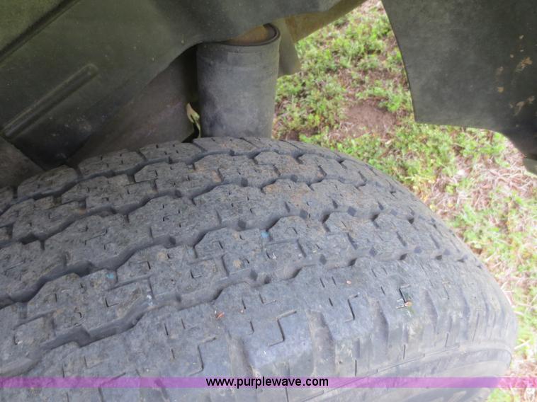 image for item F6913 2001 Chevrolet Suburban C1500 LS SUV