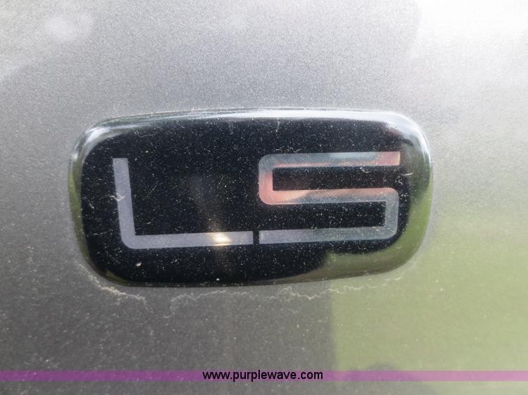 image for item F6913 2001 Chevrolet Suburban C1500 LS SUV