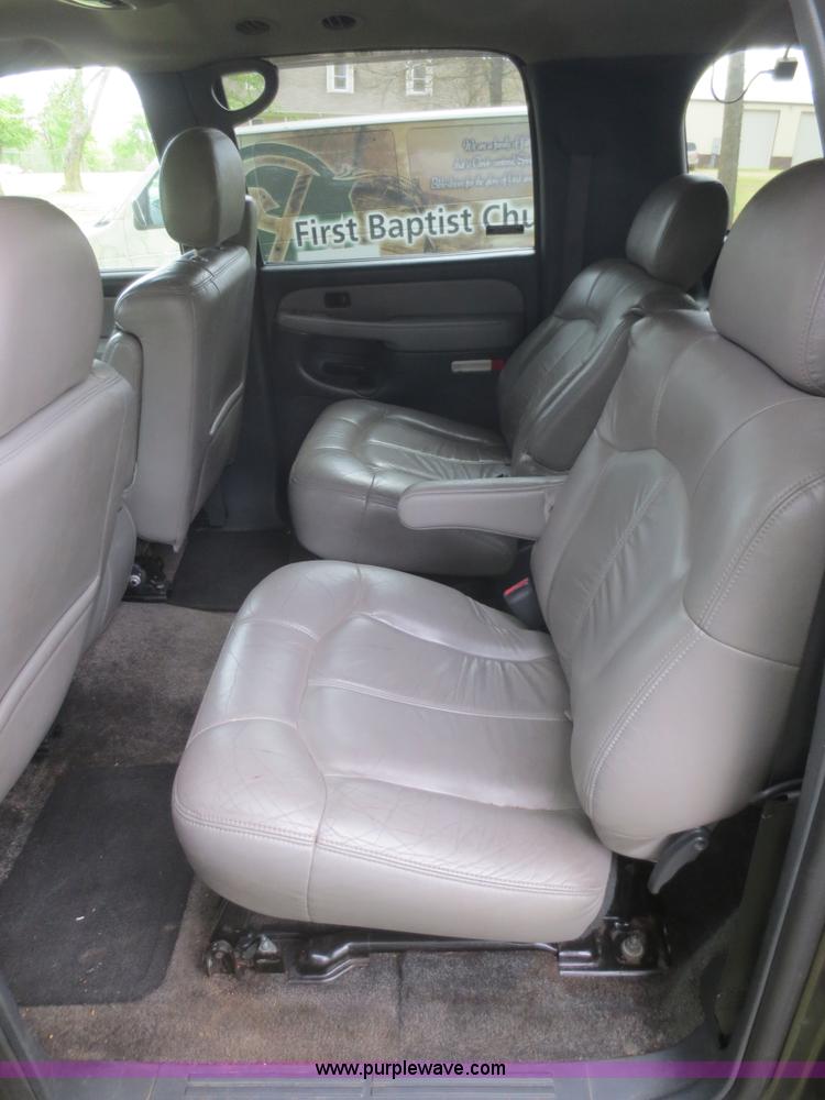 image for item F6913 2001 Chevrolet Suburban C1500 LS SUV