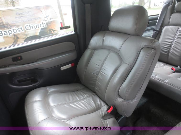 image for item F6913 2001 Chevrolet Suburban C1500 LS SUV