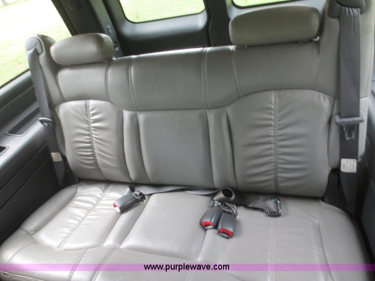 image for item F6913 2001 Chevrolet Suburban C1500 LS SUV