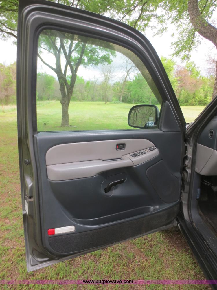 image for item F6913 2001 Chevrolet Suburban C1500 LS SUV