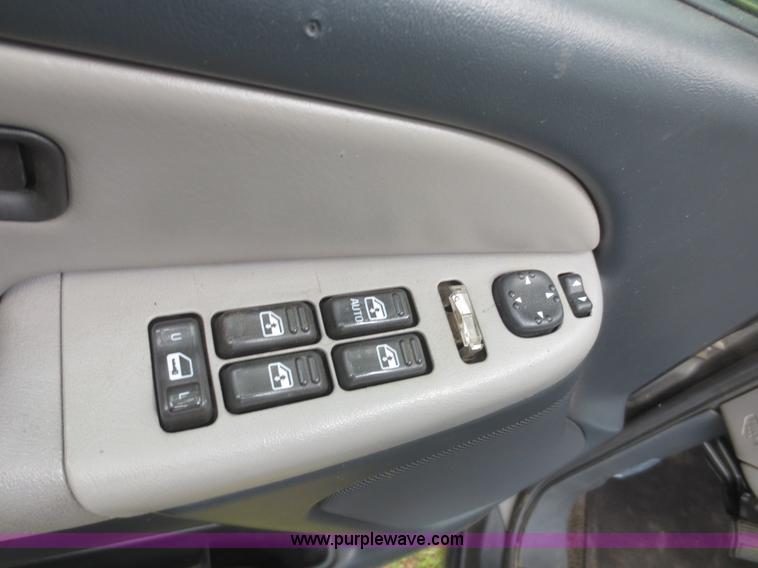 image for item F6913 2001 Chevrolet Suburban C1500 LS SUV