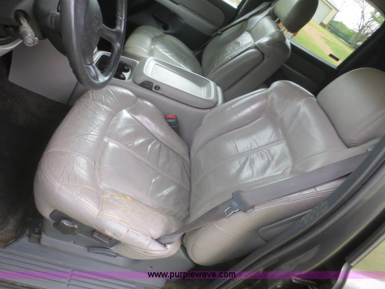 image for item F6913 2001 Chevrolet Suburban C1500 LS SUV