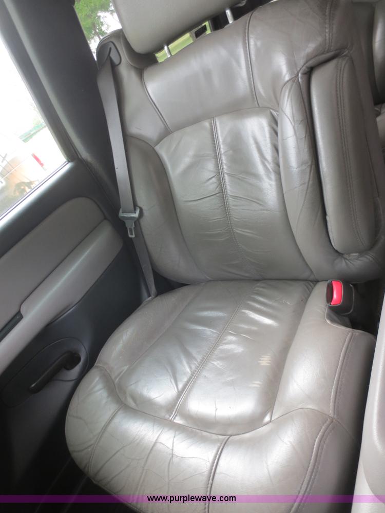 image for item F6913 2001 Chevrolet Suburban C1500 LS SUV