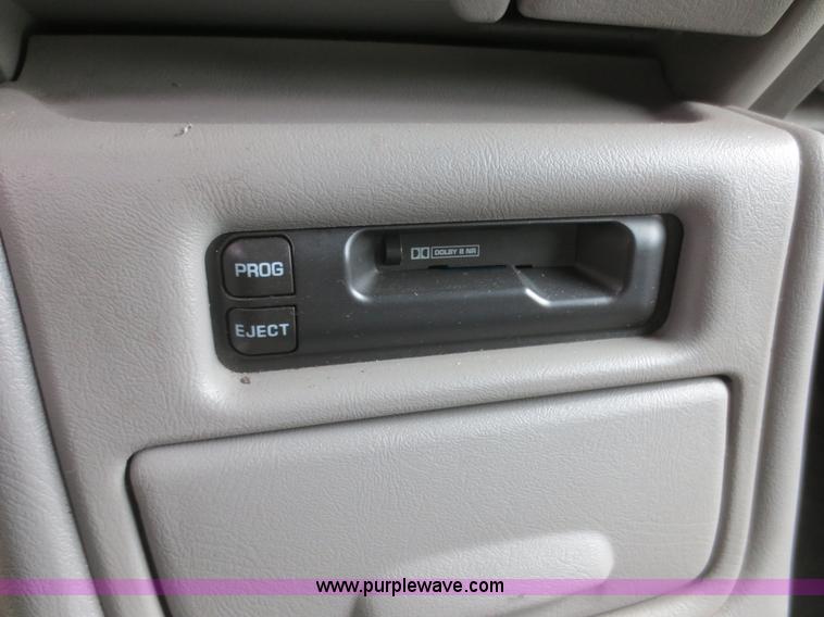 image for item F6913 2001 Chevrolet Suburban C1500 LS SUV