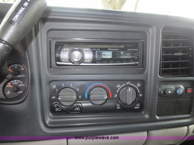 image for item F6913 2001 Chevrolet Suburban C1500 LS SUV