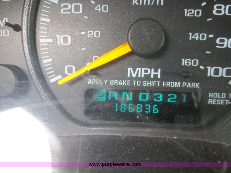 image for item F6913 2001 Chevrolet Suburban C1500 LS SUV