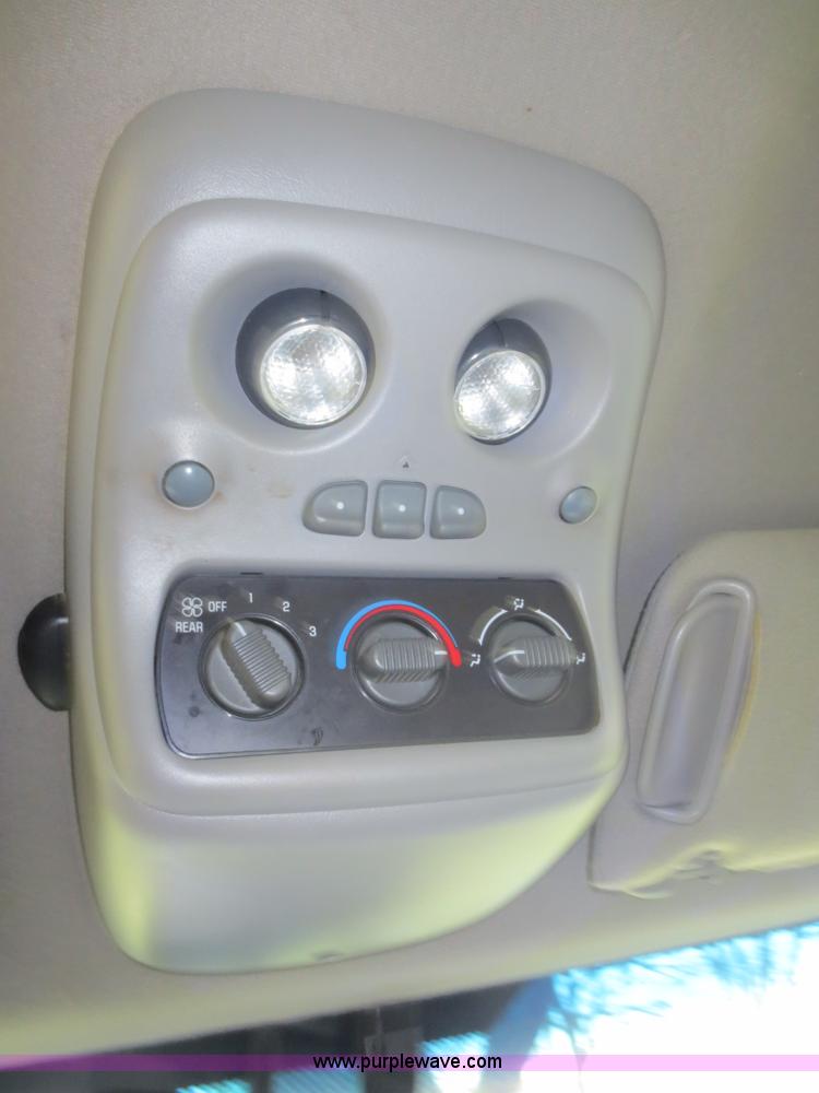 image for item F6913 2001 Chevrolet Suburban C1500 LS SUV