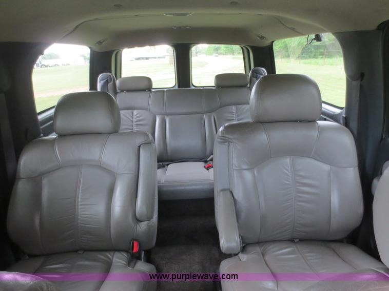 image for item F6913 2001 Chevrolet Suburban C1500 LS SUV