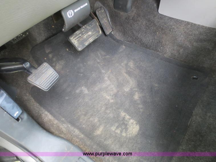 image for item F6913 2001 Chevrolet Suburban C1500 LS SUV