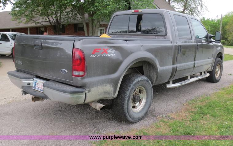 image for item F6915 2003 Ford F250 Super Duty Crew Cab pickup truck