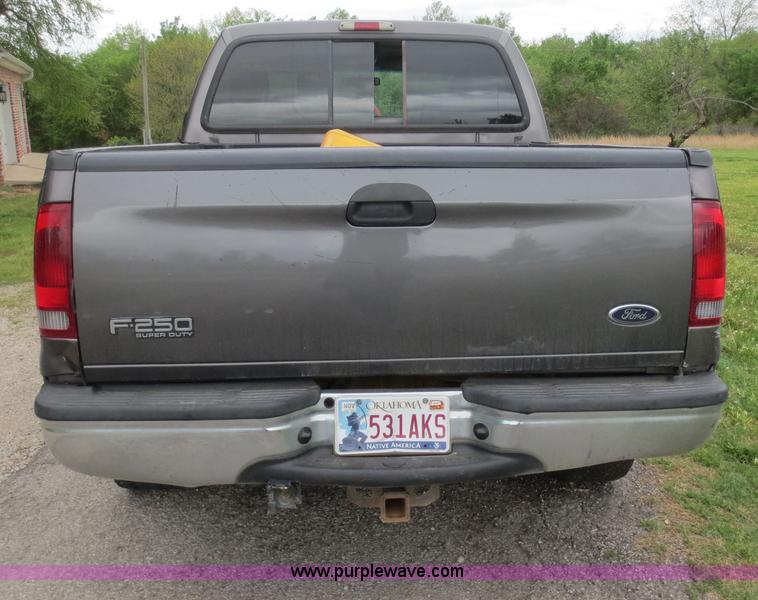 image for item F6915 2003 Ford F250 Super Duty Crew Cab pickup truck