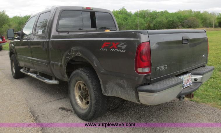 image for item F6915 2003 Ford F250 Super Duty Crew Cab pickup truck