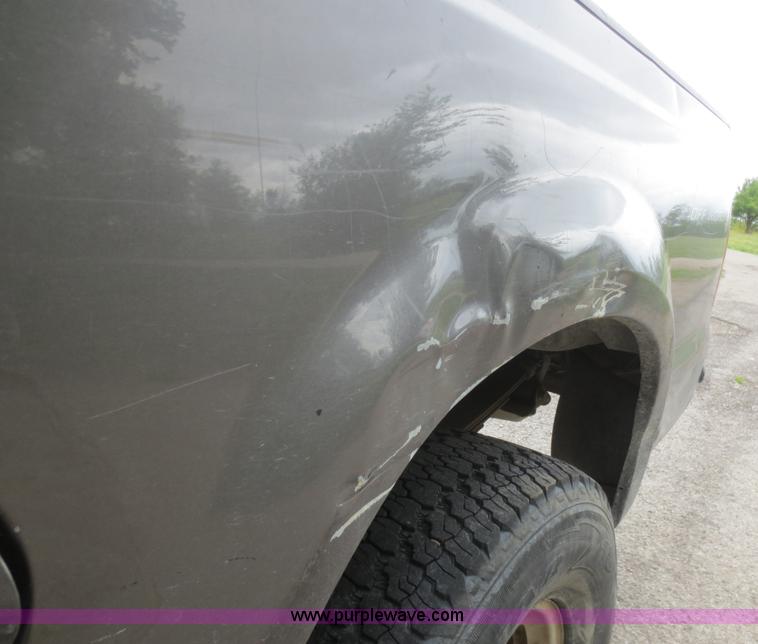 image for item F6915 2003 Ford F250 Super Duty Crew Cab pickup truck