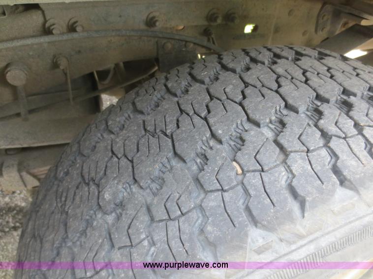 image for item F6915 2003 Ford F250 Super Duty Crew Cab pickup truck